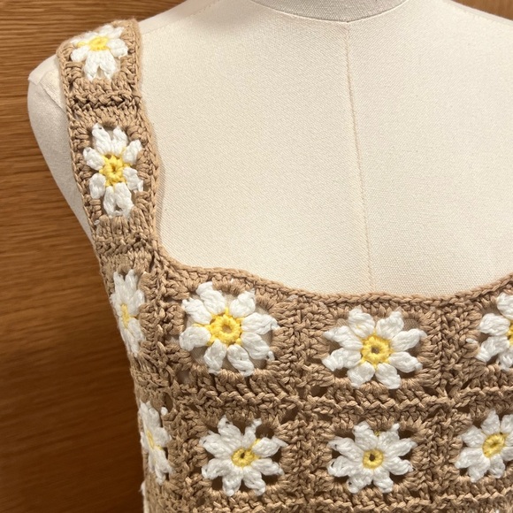 Altar'd State Women's Crochet Tabk Top Daisy Pettern Size Medium - Picture 2 of 7